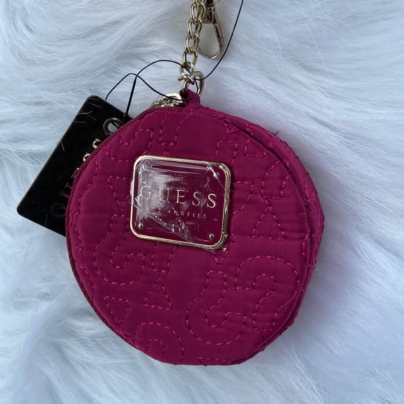 New GUESS Wine Round Coin Keychain - Picture 1 of 5